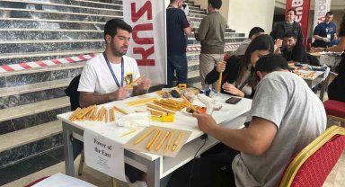 Atılım Üniversitesi öğrencileri çubuk makarnadan yaptıkları köprü ile birinci olmak için yarıştı