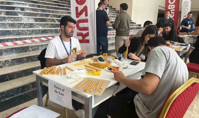 Atılım Üniversitesi öğrencileri çubuk makarnadan yaptıkları köprü ile birinci olmak için yarıştı