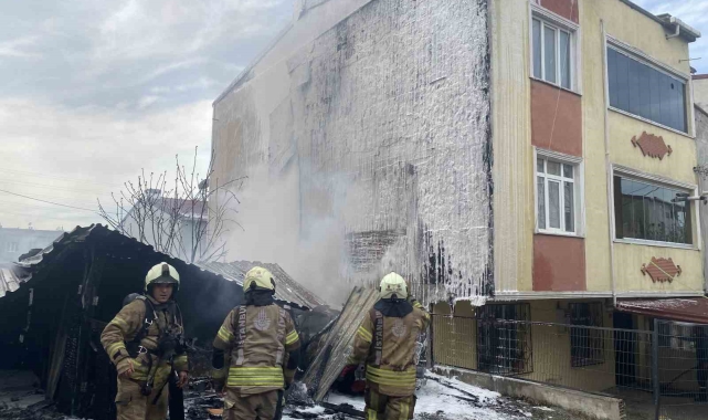 Avcılar'da araç garajındaki yangın binanın cephesine sıçradı