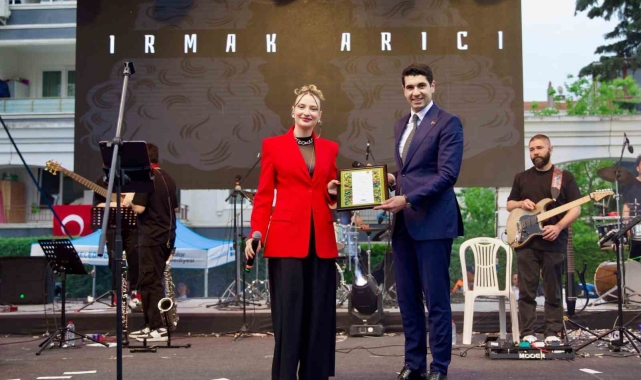 Avcılar'da çocuklar, Irmak Arıcı konseri ile 23 Nisan coşkusunu doyasıya yaşadı