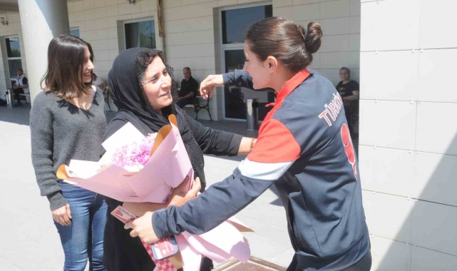 Avrupa 3.'sü genç boksör Cizre'de çiçeklerle karşılandı