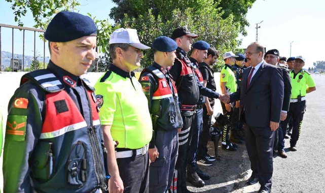 Aydın Valisi Canbolat, emniyet ve jandarma personeliyle bayramlaştı