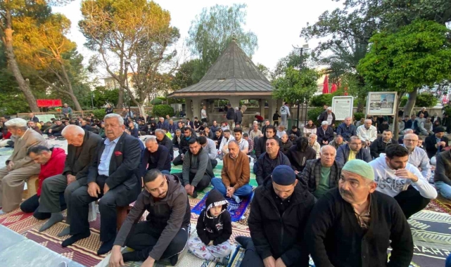 Aydın'da vatandaşlar bayram namazında camileri doldurdu