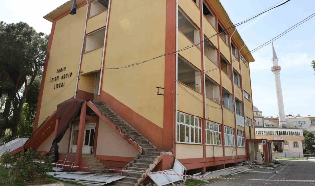 Aydın'ın sembol okulunda yıkım çalışmalarına başlandı