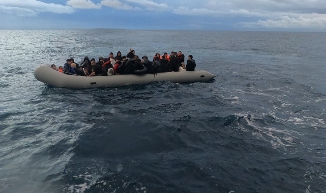 Ayvalık açıklarında 56 düzensiz göçmen yakalandı