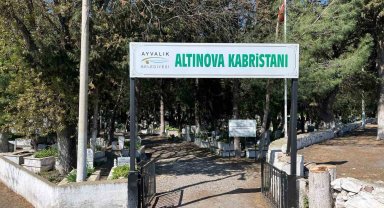 Ayvalık'ta kabristanlara bayram temizliği