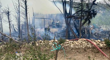 Bağ evi yangında kullanılamaz hale geldi