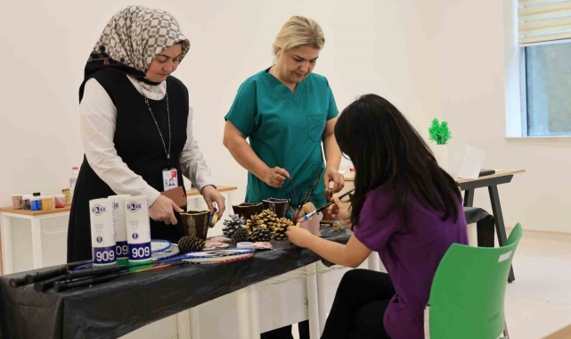 Bağımlılıkla mücadele eden çocuklar bu merkezde hayata tutunuyor