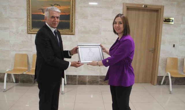 Bağımsız adaylar içinde en yüksek oy oranıyla seçilen başkan mazbatasını aldı
