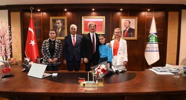 Bahçelievler Belediye Başkanı Bahadır koltuğunu 4. sınıf öğrencisine devretti