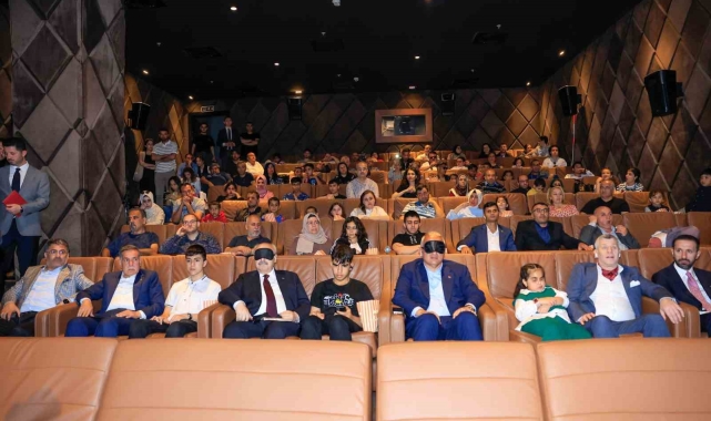 Bakan Ersoy, Adana'da açılan sergileri gezdi