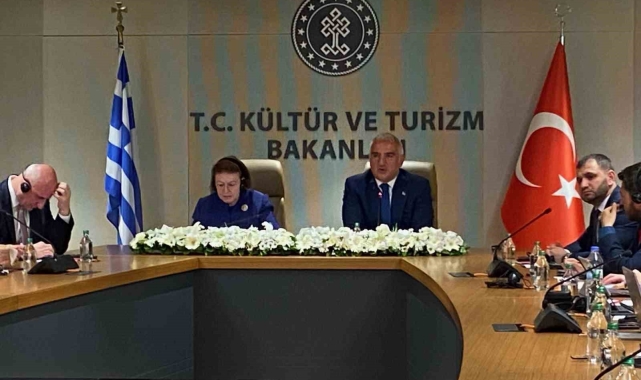 Bakan Ersoy, Yunan mevkidaşı ile "Romeo ve Juliet" oyununu izledi