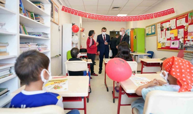 Bakan Tekin, Ankara'da hastane sınıfı ziyaret etti