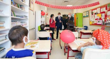 Bakan Tekin, Ankara'da hastane sınıfı ziyaret etti