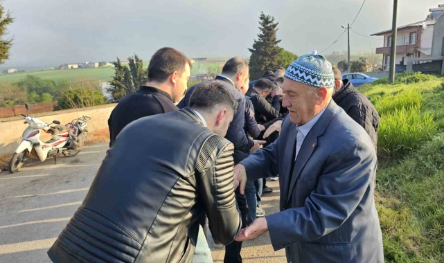 Bandırma'da bayram namazı sonrası mezarlıkta bayramlaşma