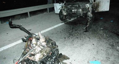 Bariyerlere çarpan otomobilin motoru yerinden fırladı: 4 yaralı