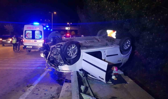 Bariyerlere ve ağaçlara çarpan otomobil ters döndü: 1 yaralı
