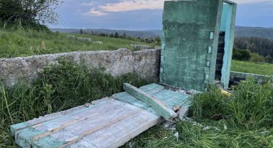 Başakşehir'de piknik yapan 2 gencin üzerine beton blok düştü