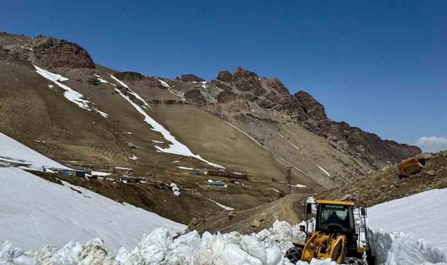 Başkale'de kar nedeniyle 5 aydır kapalı olan yol ulaşıma açıldı