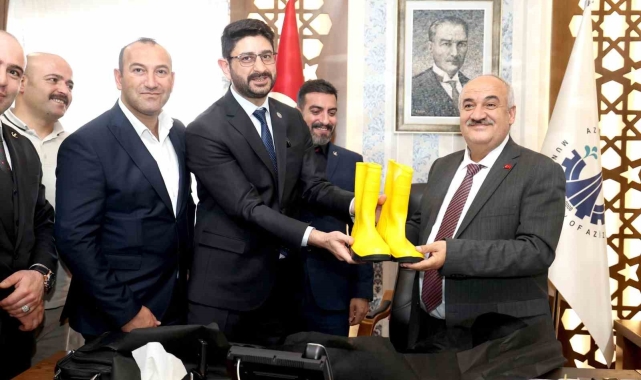 Başkan Akpunar'a anlam yüklü hediye
