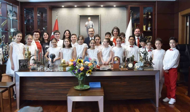 Başkan Ataç makamını çocukara emanet etti