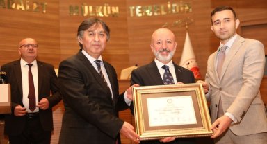 Başkan Çolakbayrakdar mazbatasını aldı