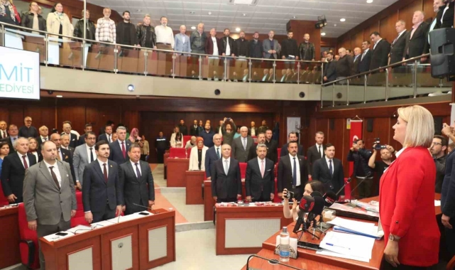 Başkan Hürriyet ilk mecliste alkışlarla karşılandı: "400 bin İzmitliye hizmet edeceğiz"