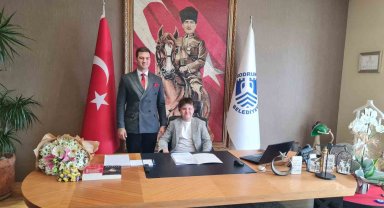 Başkan Mandalinci, Makam koltuğunu temsili olarak devretti