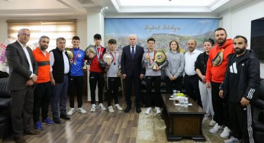 Başkan Memiş milli sporcuları makamında ağırladı