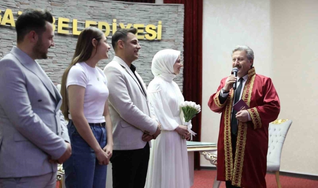 Başkan Palancıoğlu, genç çifte sürpriz yaparak nikâhlarını kıydı