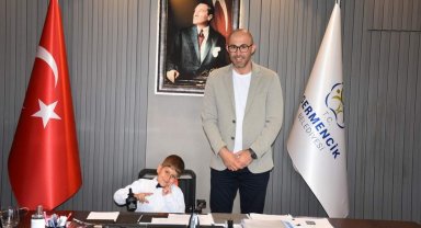 Başkan Zencirci koltuğunu temsili olarak Taşar'a devretti