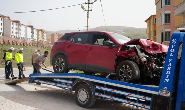 Bayburt'ta 4 kişinin yaralandığı trafik kazası güvenlik kamerasına yansıdı