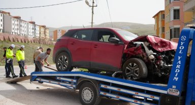 Bayburt'ta 4 kişinin yaralandığı trafik kazası güvenlik kamerasına yansıdı