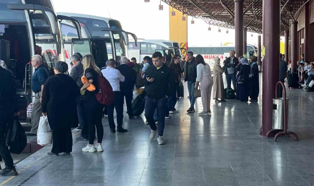 Bayram dönüşlerinin başlamasıyla otogarda yoğunluk oluştu