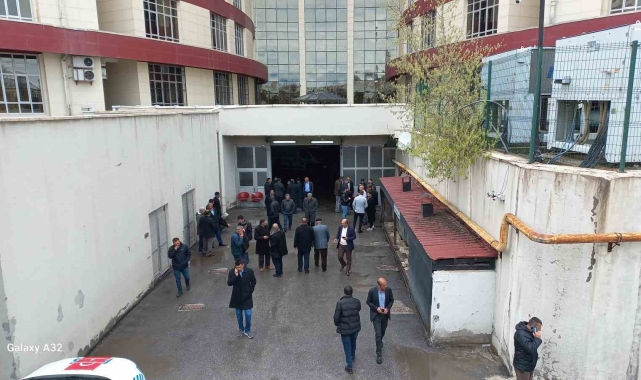 Bayram günü husumetli oldukları muhtarı öldürüp, jandarmaya ateş açtılar