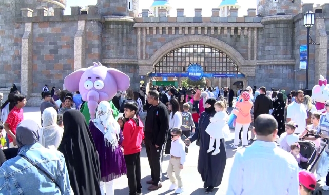 Bayram harçlığını alan çocuklar Vialand'a akın etti