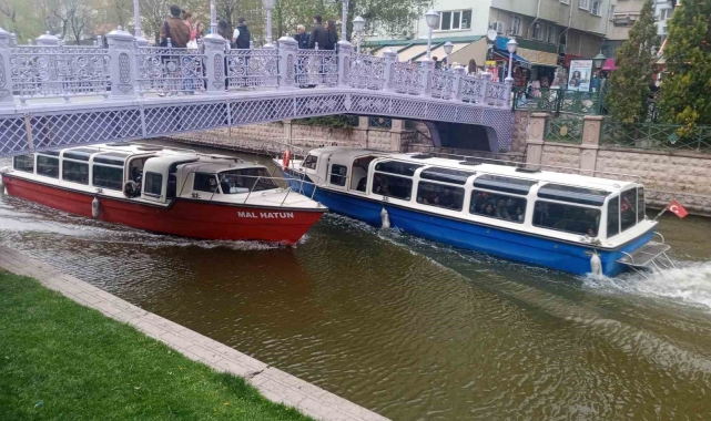 Bayram için gelen Eskişehir'e gelen turistler Porsuk Çayı'nın tadını çıkardı