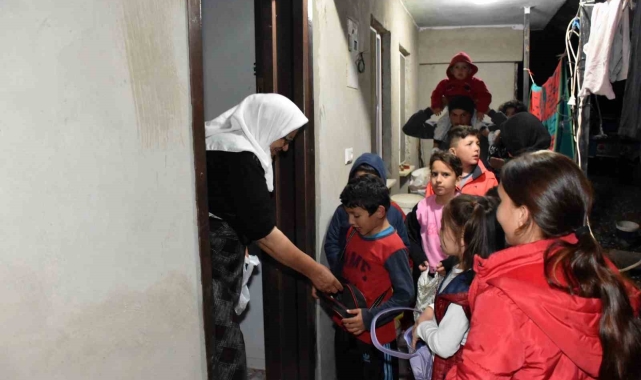 Bayram öncesi ellerinde poşetler, dillerinde manilerle ev ev dolaşıyorlar