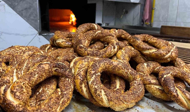 Bayram sabahlarının vazgeçilmezi simit için kuyruklar oluştu