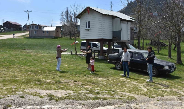 Bayramda güzel havayı fırsat bilen soluğu yaylada aldı
