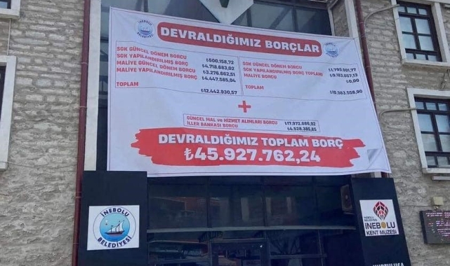 Belediye başkanı devralınan borçları belediye binası duvarına astırdı