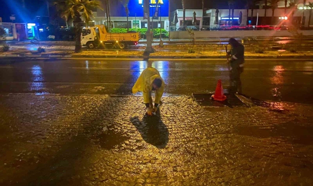 Belediye ekiplerinin yağış mesaisi