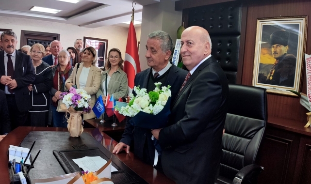 Beşikdüzü Belediye Başkanı Erdem, mazbatasını aldı