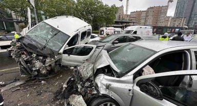Beşiktaş Büyükdere Caddesi'nde çok sayıda aracın karıştığı zincirleme kaza meydana geldi. Olay yerine itfaiye, polis ve sağlık ekipleri sevk edildi. Ekiplerin kazaya müdahalesi sürüyor.