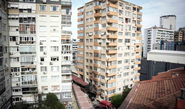 Beşiktaş'taki yangın sırasında zarar gören bina fotoğraflara yansıdı