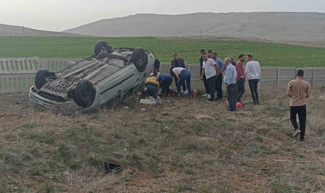 Beton çitlere çarpan otomobil takla attı: 3 yaralı