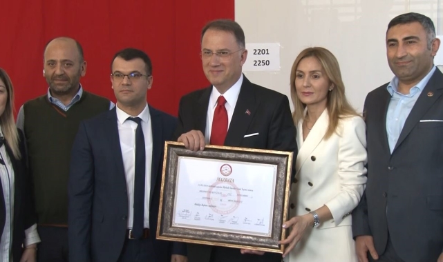 Beylikdüzü Belediye Başkanı Çalık mazbatasını aldı