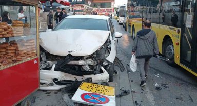 Beylikdüzü E-5 yan yoldaki feci kazada faciadan dönüldü: Taksi refüje savruldu, diğeri simit tezgahına çarpmadan durabildi