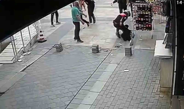 Bıçaklı saldırgan polisin tek hamlesiyle etkisiz hale getirildi