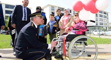 Bingöl Emniyet Müdürlüğü'nden özel çocuklara akülü sandalye hediye edildi